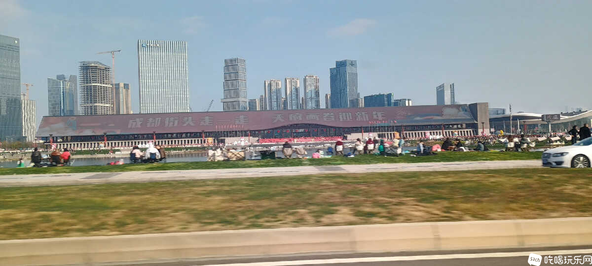 成都街头走一走，天府画卷迎新年